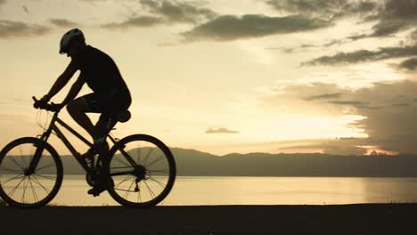 ciclismo al atardecer
