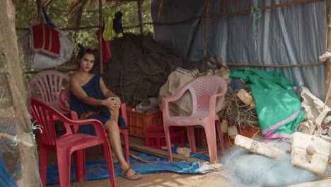 Mira-A-La-Encantadora-Adolescente-Relajándose-En-La-Cabaña-De-La-Playa-Con-Su-Encantadora-Personalidad-Brillando-A-Través-De