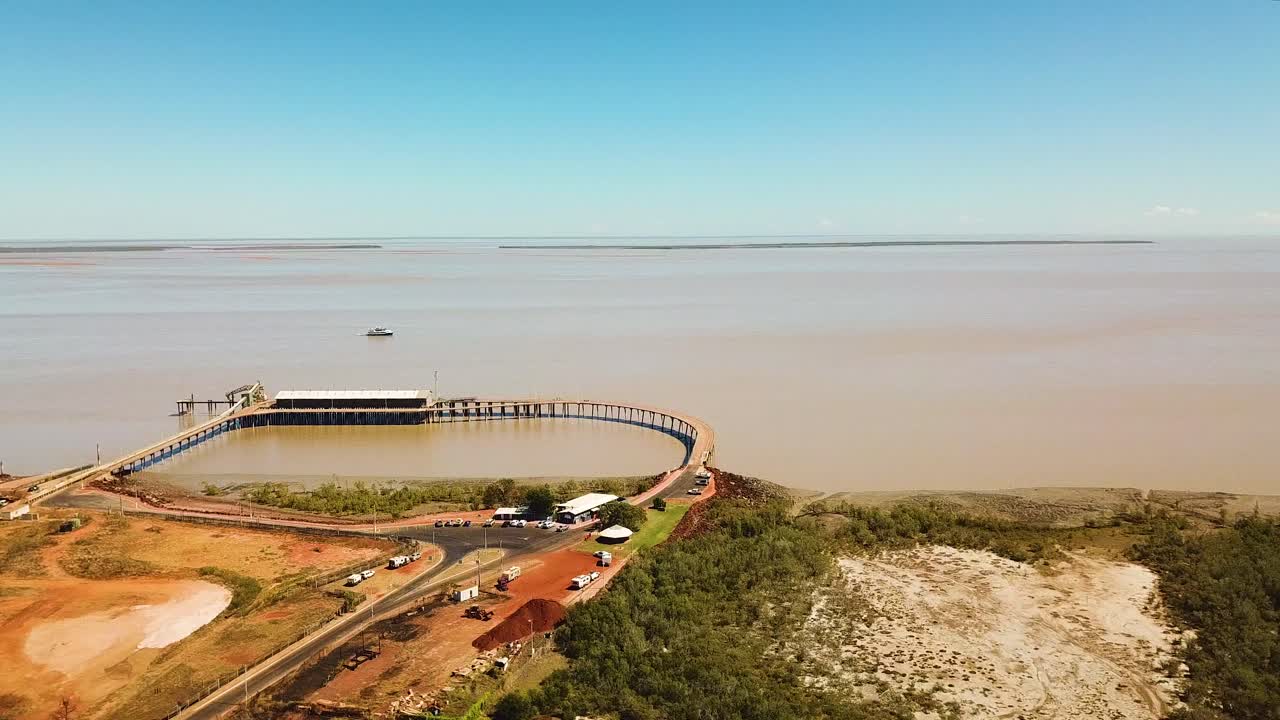 서부 호주의 더비 항구와 부두를 보여주는 전방 비행 드론 샷
