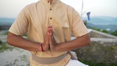 Joven-Indio-Practicando-Hatha-Yoga-En-La-Naturaleza-En-Las-Ruinas-De-La-Colina-Del-Castillo-Haciendo-Una-Pose-Equilibrándose-En-Una-Pierna