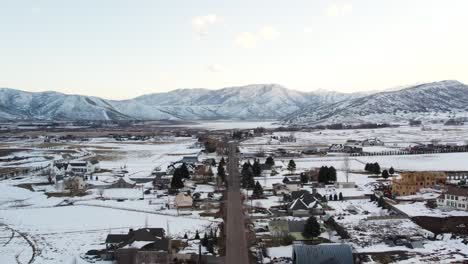 Aerial-View-Of-Neighborhood-In-Midway-With-Snowy-Mountains-In-The-Distance-At-Winter-In-Utah,-USA