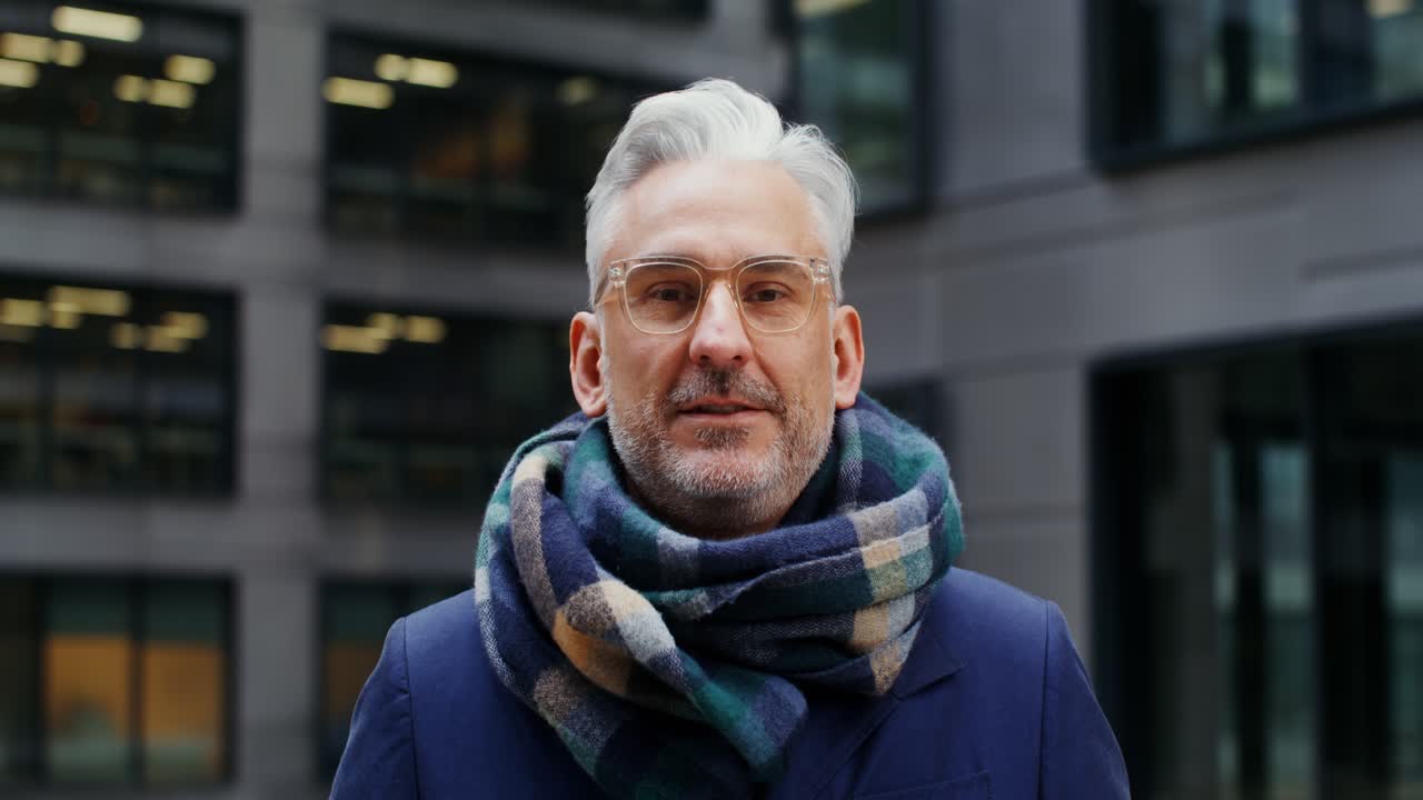retrato de un hombre sonriente en una ciudad