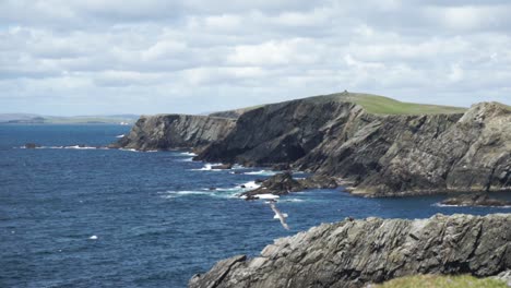 Kalter-Blick-Auf-Klippen-Auf-Einer-Abgelegenen-Insel