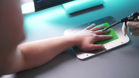 hand scan procedure in a laboratory setting