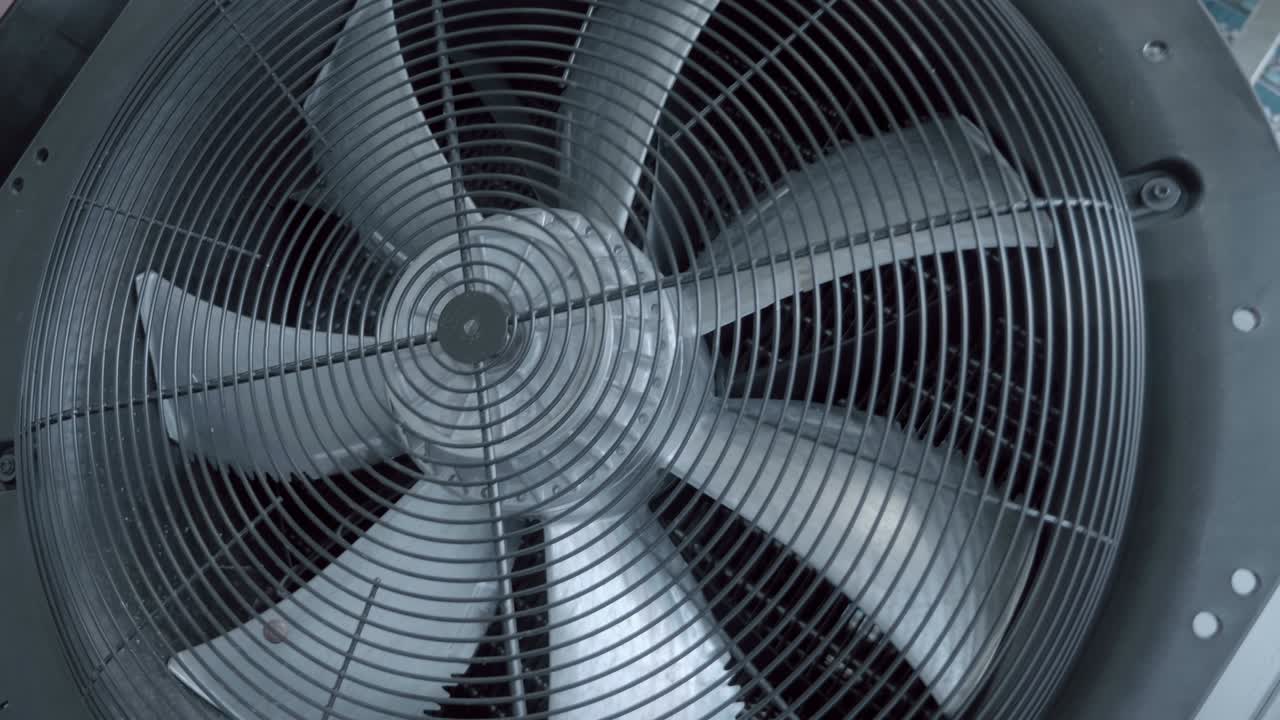 gran, poderoso, ventilador industrial de color gris en el espectáculo de equipos industriales