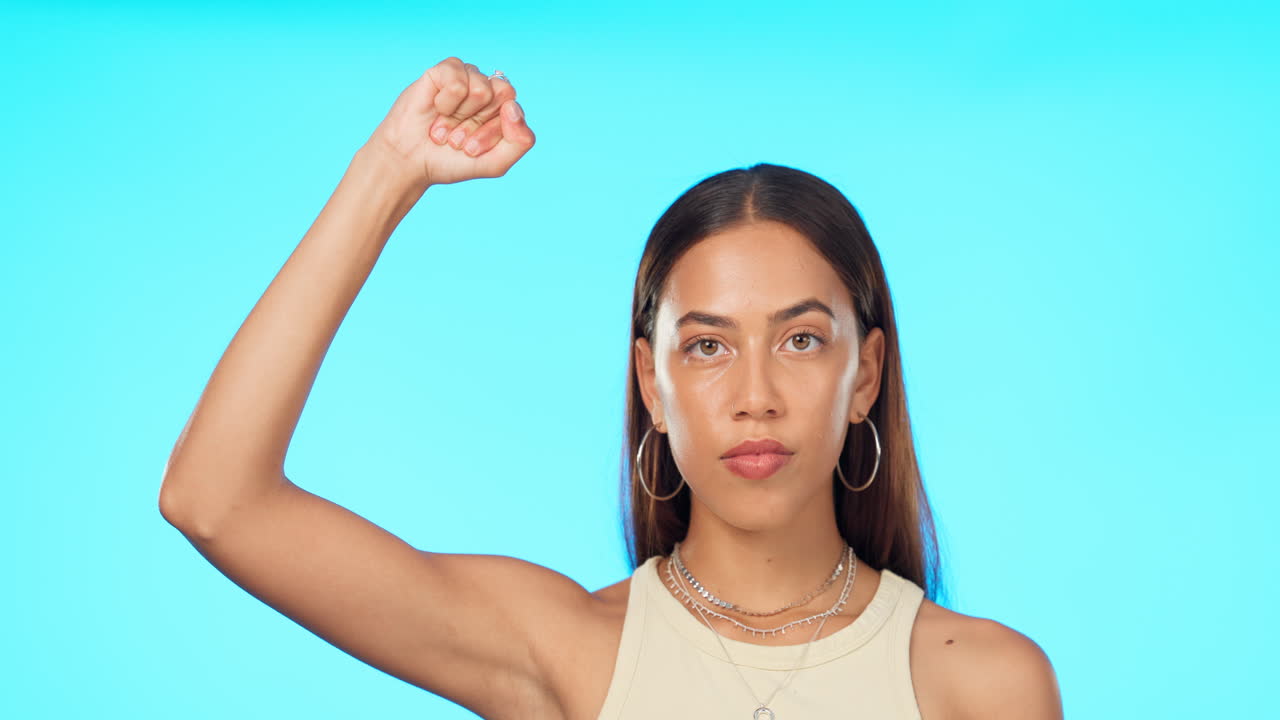protesta, puño y cara de mujer en el estudio