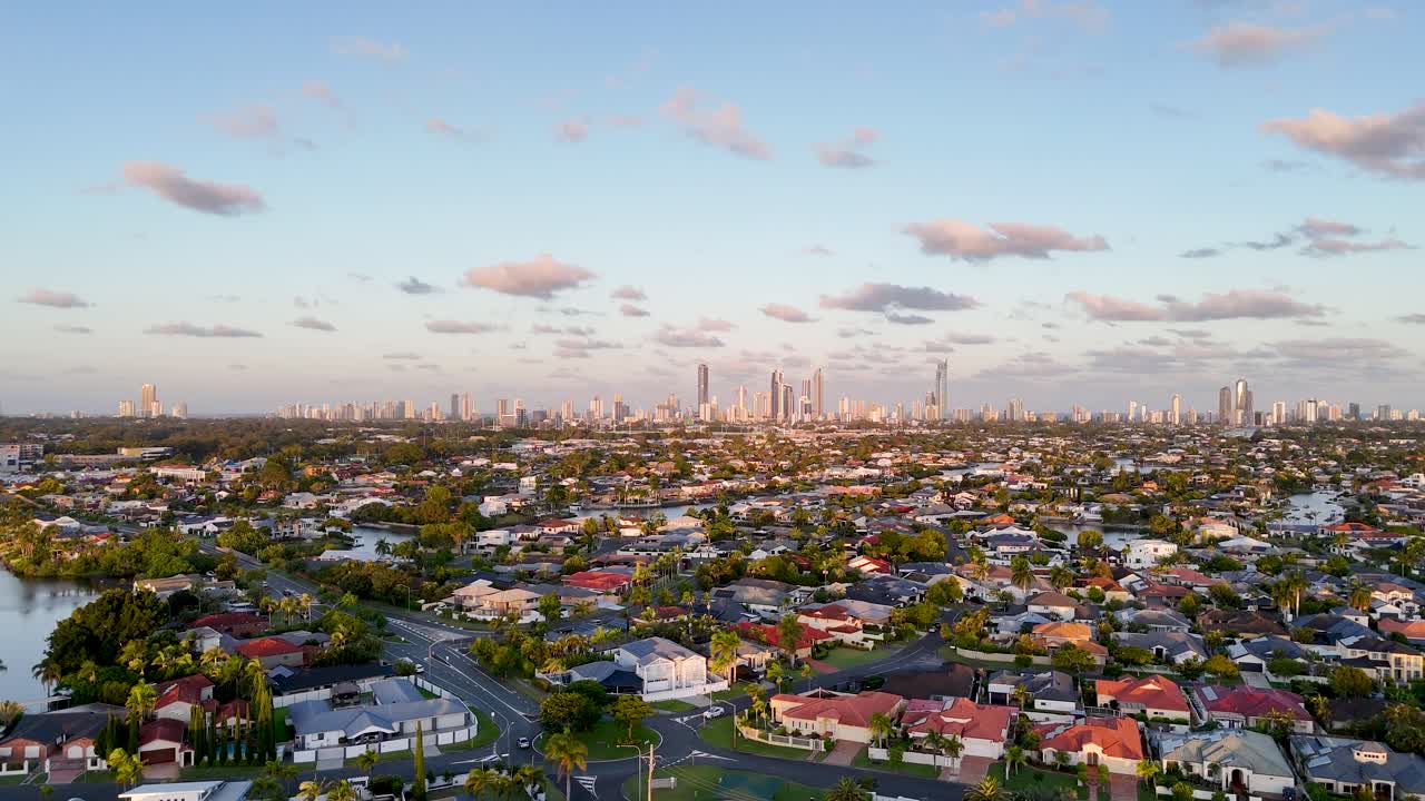 카라라의 교외 풍경과 스카이라인의 공중 풍경