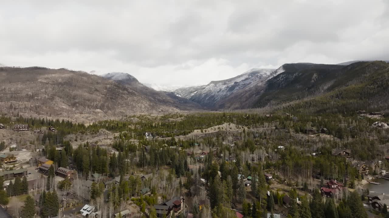 avión no tripulado de grand lake colorado con montañas en el fondo