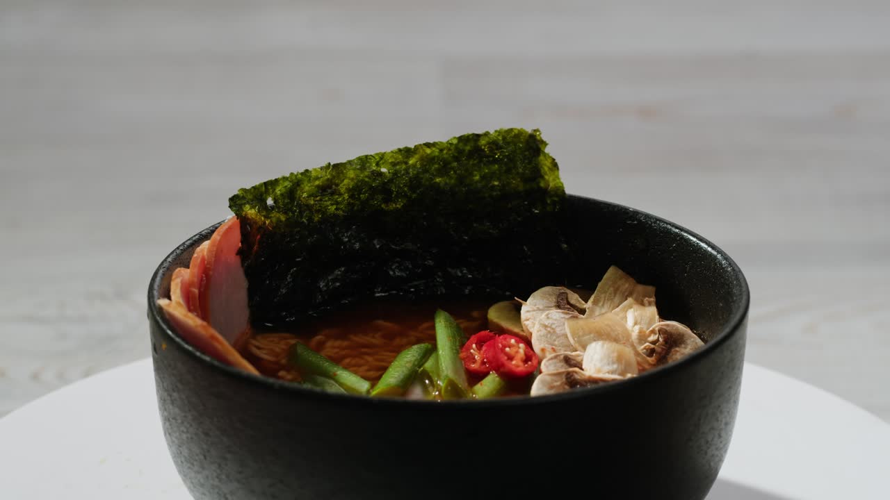 햄, 해조류, 버섯 을 넣은 라멘 그