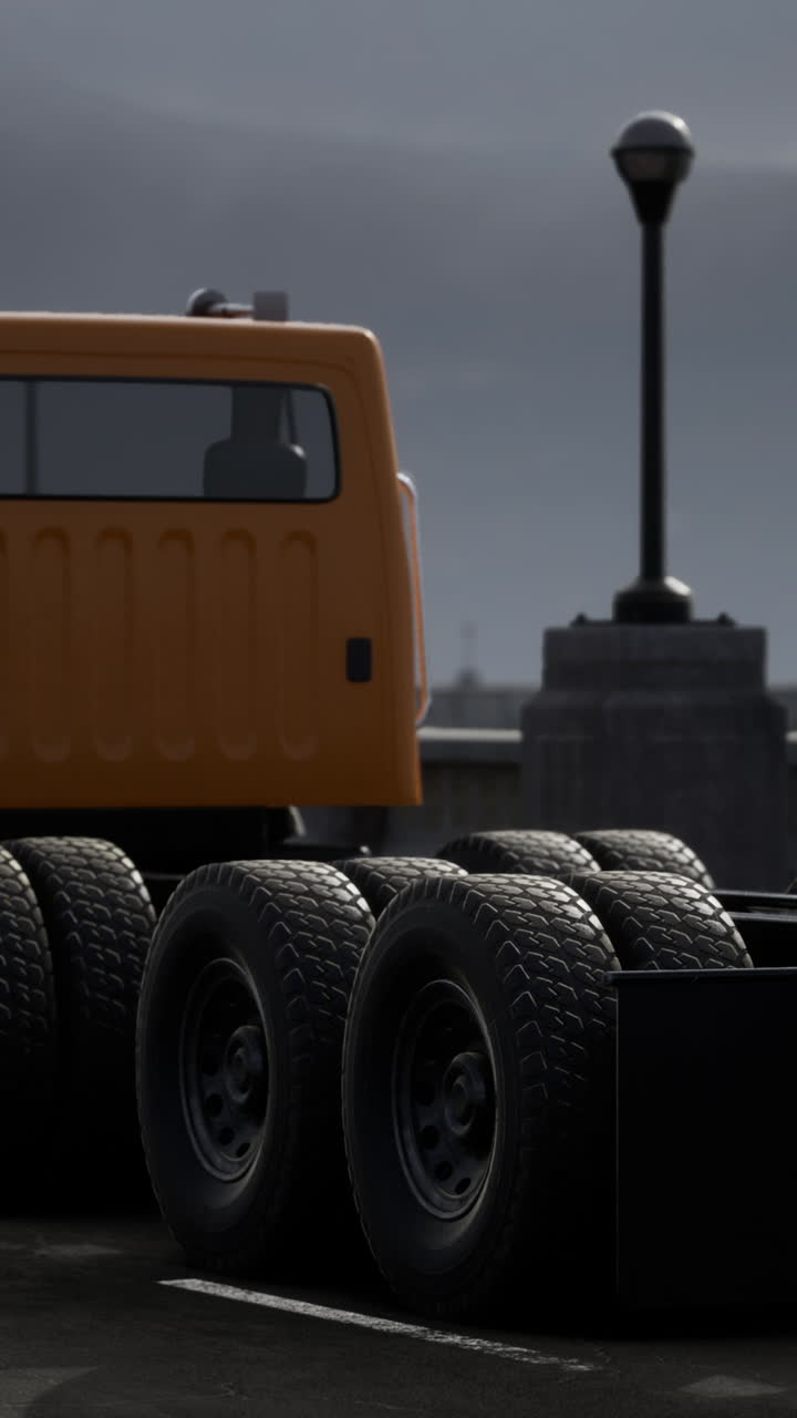 задний вид оранжевого грузовика