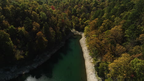 Luftdrohnenaufnahme-Eines-Sees-Mit-Pfählen-In-Der-Nähe-Der-Eagle-Hollow-Cave-In-Bland,-Arkansas,-USA