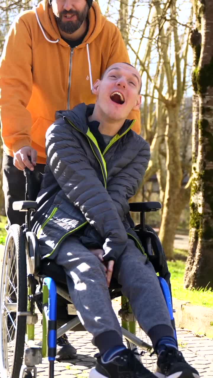 Cuidador asistiendo a un hombre en silla de ruedas en el parque