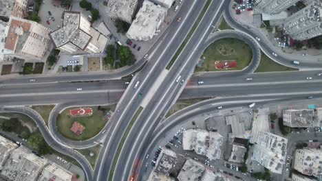 movimiento de tráfico en el cruce de la ciudad