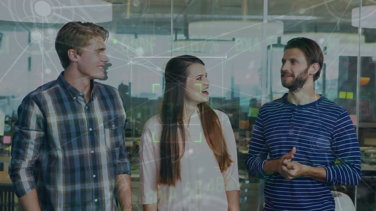 Animation af databehandling over en smilende leveringsmand