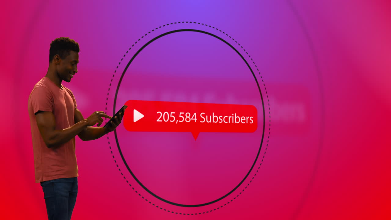 디지털 태블릿을 사용하는 사람에 대한 증가하는 숫자의 구독자 텍스트와 함께 음성 버블