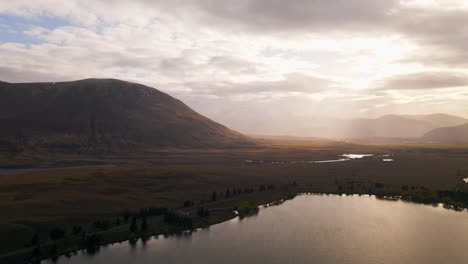 Amanecer-Dorado-En-Las-Afueras-De-Los-Alpes-De-Nueva-Zelanda-Con-Un-Lago-Debajo