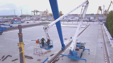 trabajos de construcción y mantenimiento en una instalación portuaria