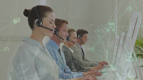 animación de la red de conexiones con iconos sobre personas de negocios que usan auriculares telefónicos