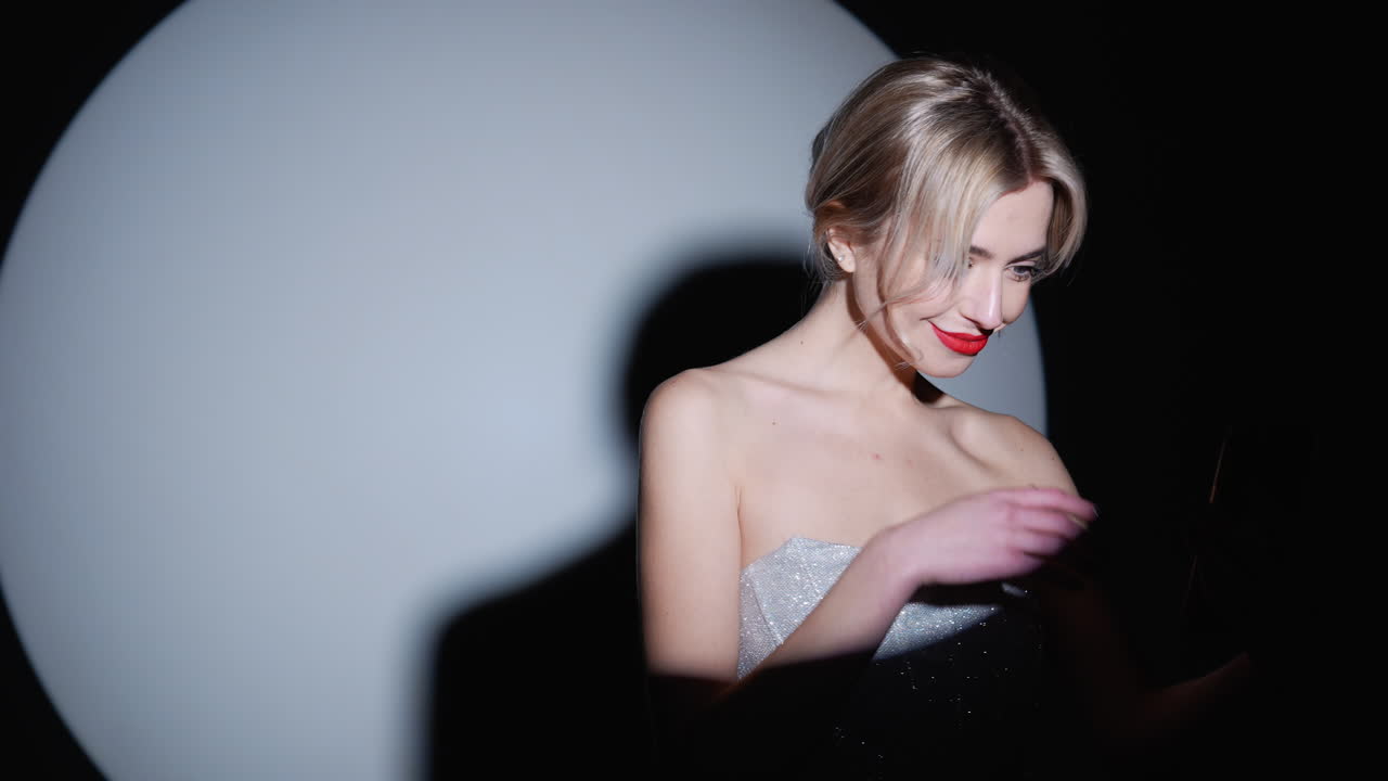 스튜디오 환경에서 스마트폰을 가진 우아한 여성