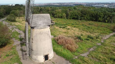 Bidston-Hill-Molino-De-Harina-Rural-En-Desuso-Restaurado-Tradicional-Molino-De-Vela-De-Madera-Birkenhead-Vista-Aérea-Cerrar-órbita-Izquierda