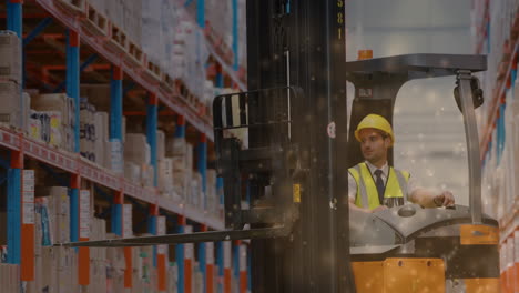animación de puntos brillantes de luz sobre un hombre caucásico en una carretilla elevadora trabajando en un almacén,