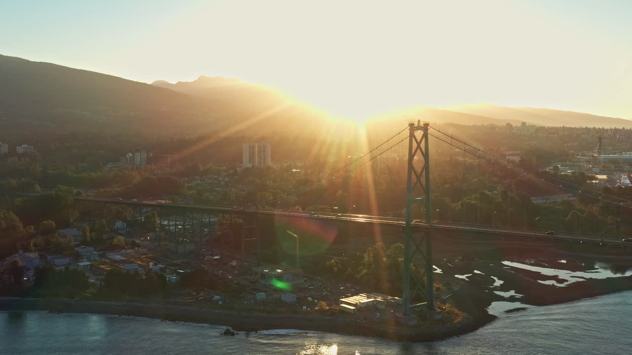volando hacia el sol que brilla sobre el puente lions gate en vancouver, canadá
