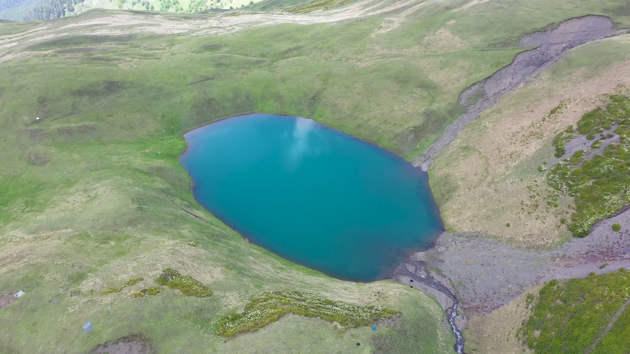 съемка с дрона озера орейт в тушетии, грузия