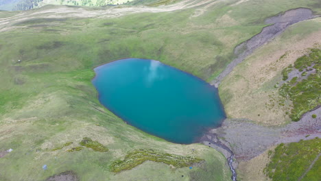 tiro de dron ascendente y giratorio del lago oreit en tusheti, georgia