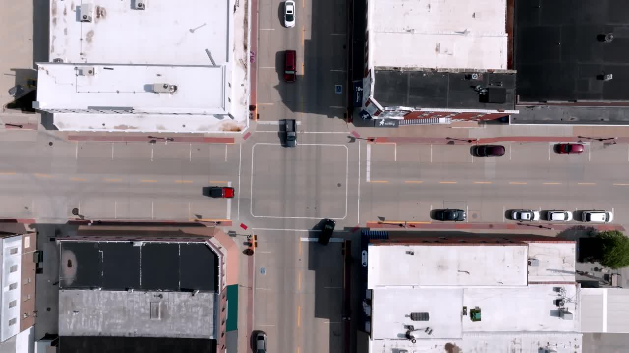 centro de geneseo, illinois intersección con coches y drones video mirando hacia abajo plano amplio estable