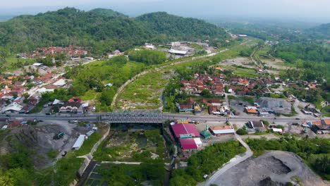 印尼蒙蒂蘭的卡利普蒂橋 (kaliputih bridge) 穿過乾燥的河床,在爪<unk>的空中全景