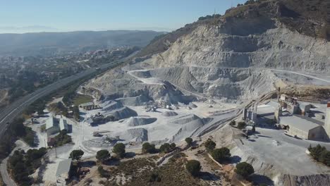 vista aérea descendente de una gran cantera en una montaña