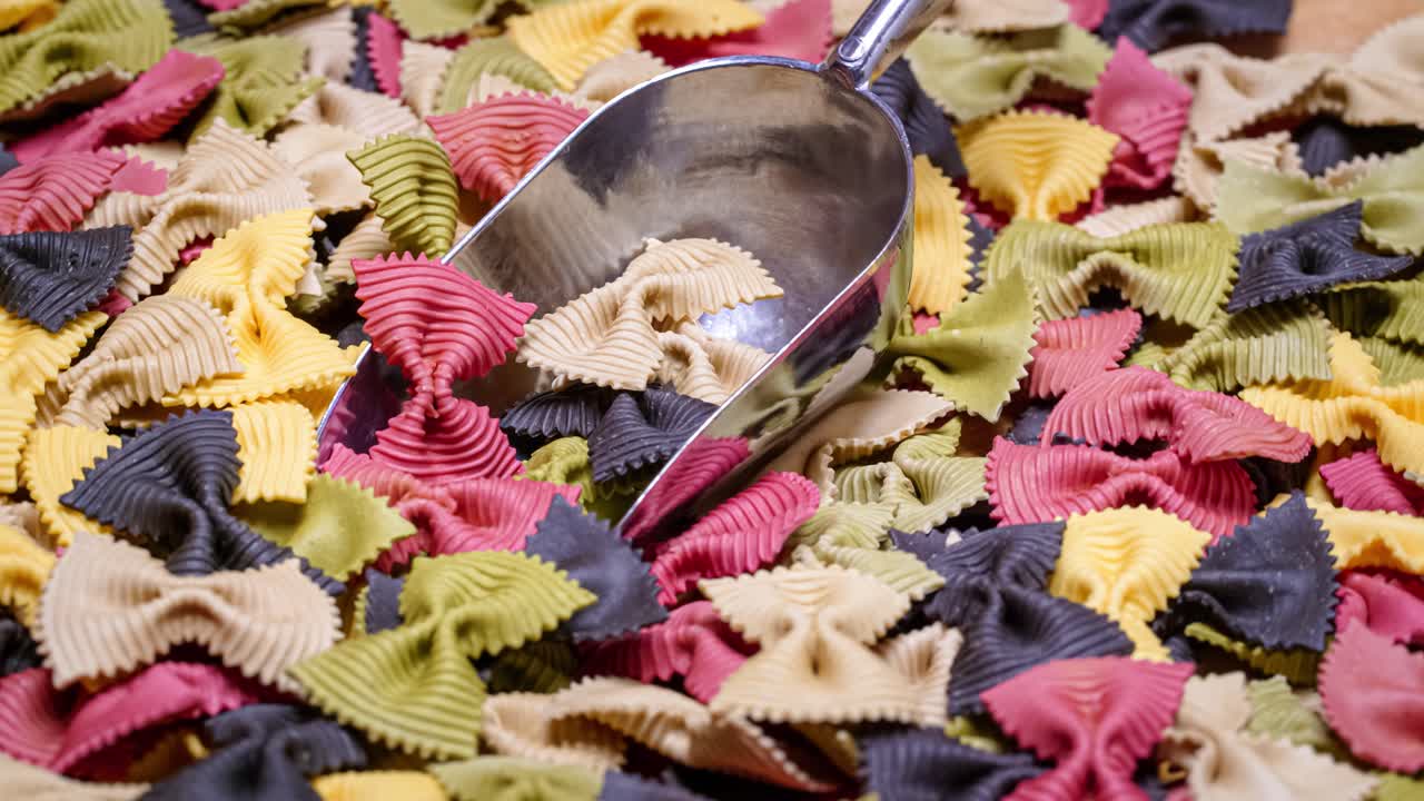 el fondo de pasta de la corbata farfalle de pasta de color.