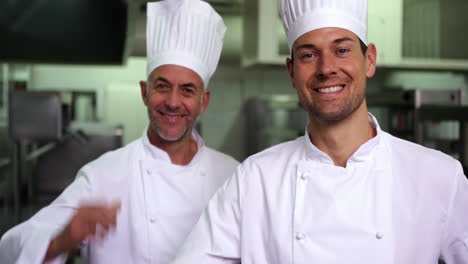 Dos-Chefs-Sonrientes-Dando-El-Visto-Bueno-A-La-Cámara.