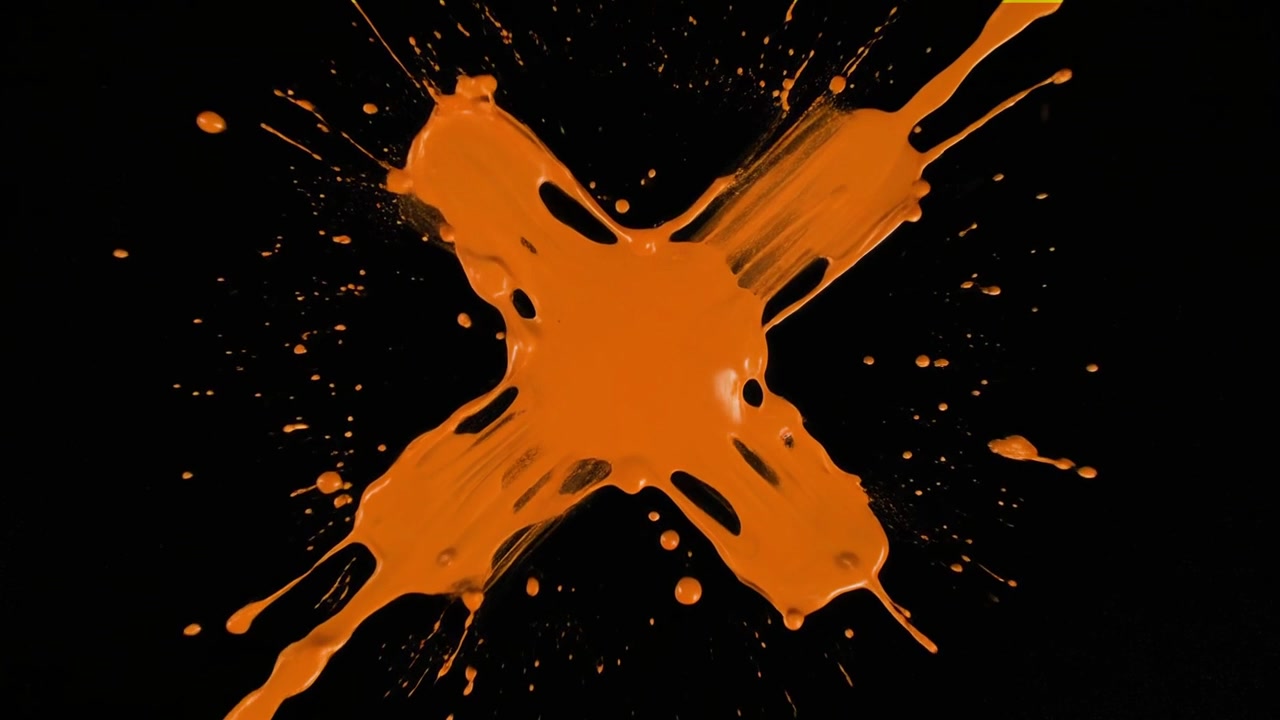 Orange maling sprøjter i en X-form på sort baggrund