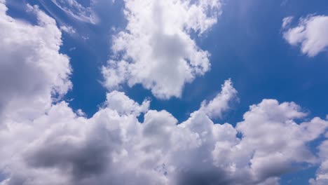 nube lapso de tiempo naturaleza fondo.naturaleza vista lapso de tempo nubes y verde cielo soleado, bucle de nubes blancas sobre el cielo verde con rayos de sol hermoso fondo ambiente de verano