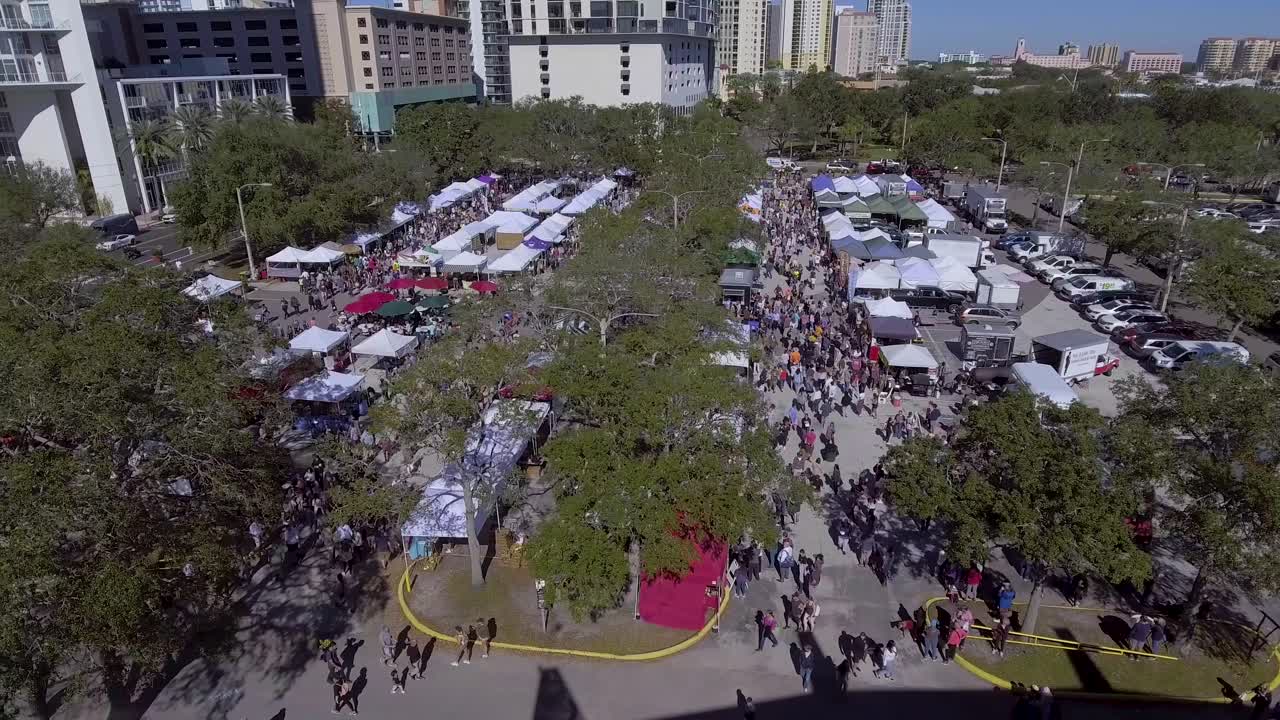 video de drones aéreos de 4k del mercado de agricultores en el estacionamiento del estadio de fútbol en st
