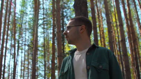 hombre en un bosque