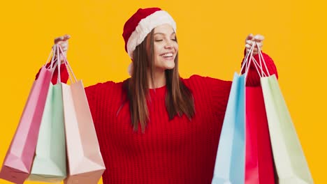 mujer con sombrero de navidad y bolsas de compras