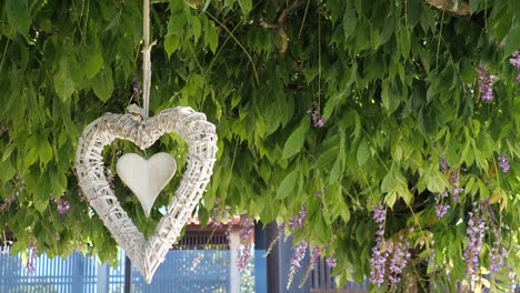 Colgante-De-Corazón-Con-Hermoso-Fondo-De-Lavanda-Que-Sopla-En-El-Viento-En-Un-Día-Soleado