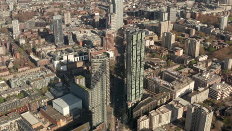 Dolly-Back-Luftaufnahme-Mit-Blick-Auf-Die-City-Road-In-London