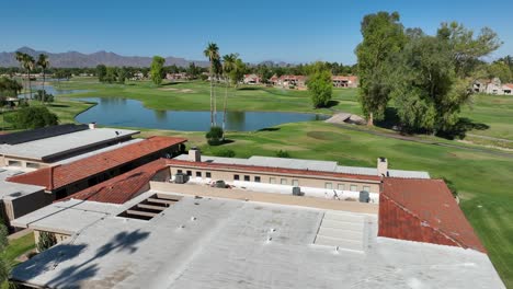 gran casa estadounidense en el barrio de la comunidad del country club en el suroeste de los estados unidos