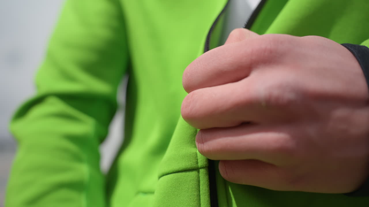 vista detallada del tejido, inspección minuciosa de las capas de ropa deportiva, vista ampliada del tejido y las puntadas de la ropa de abrigo, examen muy detallado de la chaqueta deportiva con cremalleras y diseño de capas