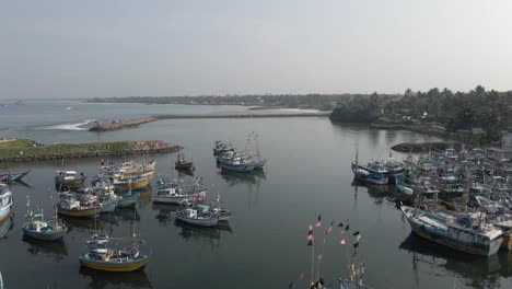 Bunte-Fischerboote-Drängen-Sich-Im-Hafen-Von-Hikkaduwa,-Sri-Lanka