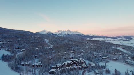 Bunte-Drohnenaufnahme-Eines-Sonnenuntergangs-In-Telluride,-Colorado-In-Den-Wintermonaten