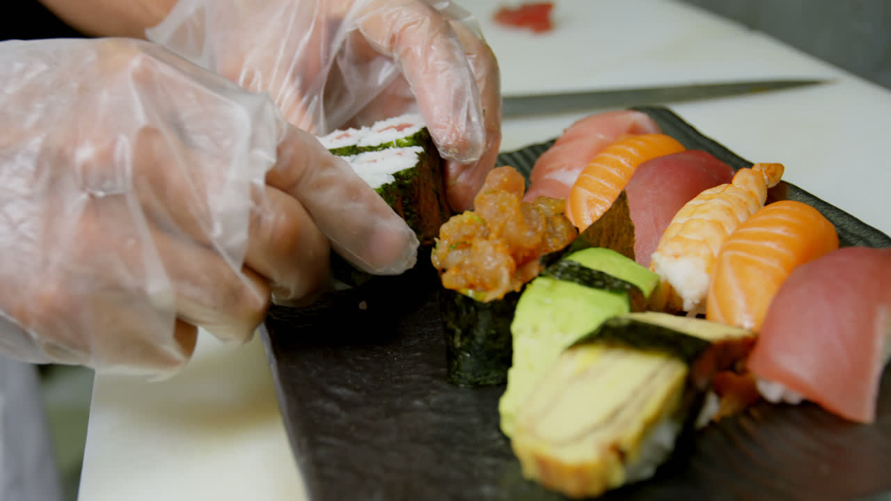 chef masculino arreglando sushi en la bandeja en la cocina 4k