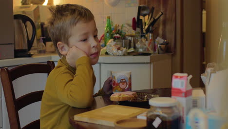 Niño-En-Casa-Almorzando-Con-Té-Y-Sándwiches