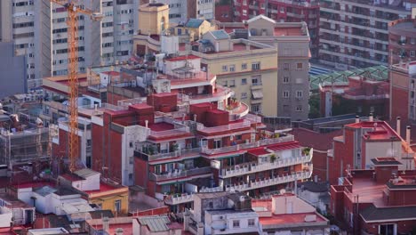 vista aérea mirando hacia abajo en el edificio de barcelona que se está construyendo con una grúa en un entorno urbano