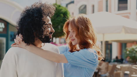 una pareja interracial disfrutando de un momento juntos.