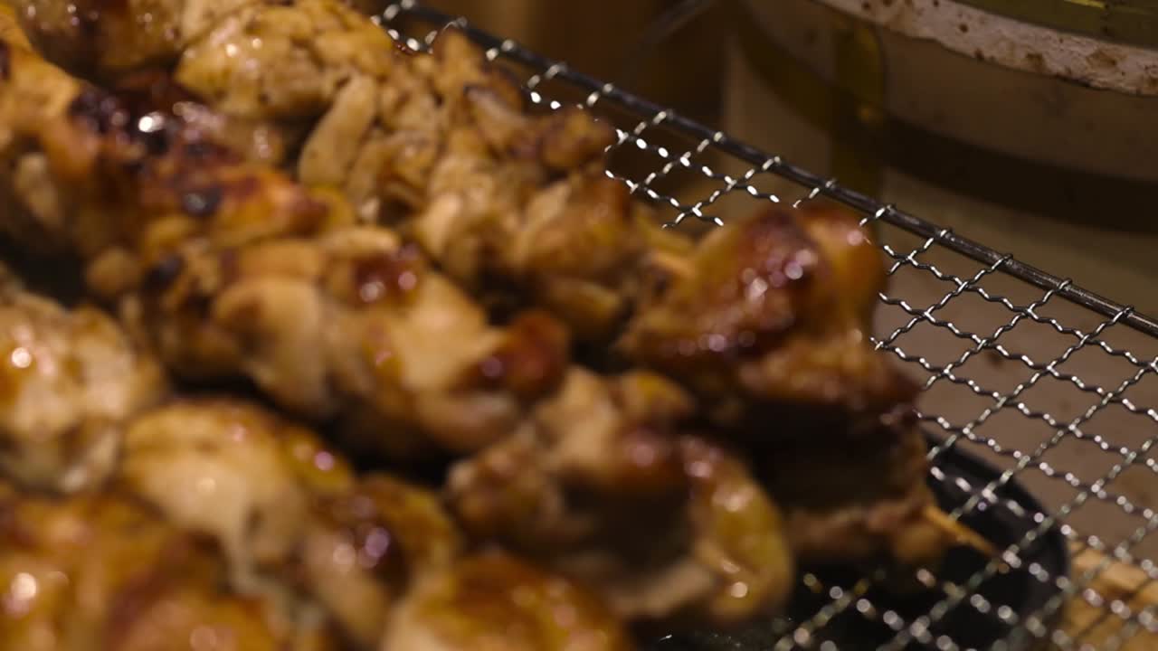 pinzones de carne cocinados sobre una parrilla de carbón