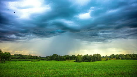 Wolkenlandschaft-Auf-Dem-Land-Bei-Sonnenuntergang-Während-Eines-Regensturms---Zeitraffer